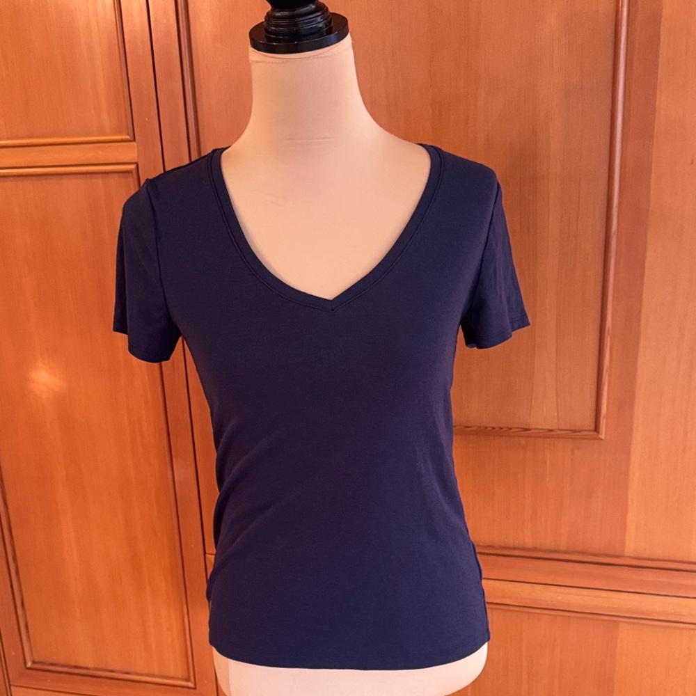 Lilly Pulitzer v neck tee-navy blue-size small